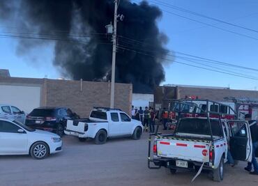 Se registra mega incendio en bodega de plásticos en Chihuahua