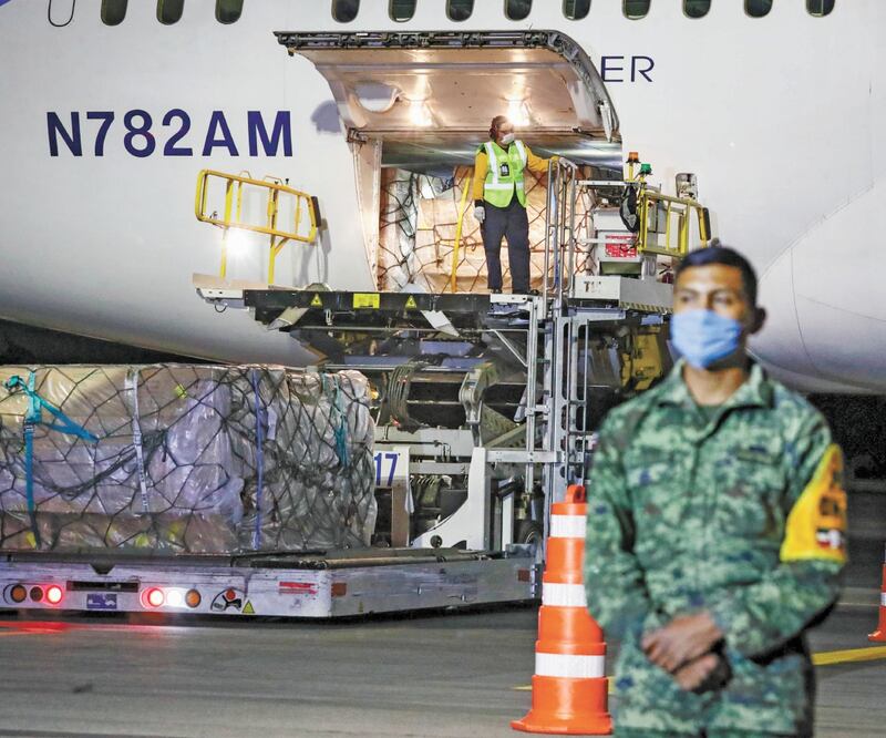 El avión Boeing 787-8 Dreamliner de una aerolínea nacional arribó a México alrededor de las 21:00 horas con el cargamento chino, como parte de una misión coordinada por la Subsecretaría de Asuntos Multilaterales de la SRE. Foto: DIEGO SIMÓN. EL UNIVERSAL