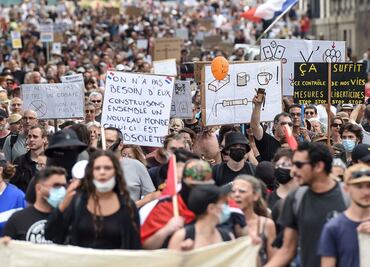 Miles de manifestantes protestan en Francia contra el pasaporte sanitario