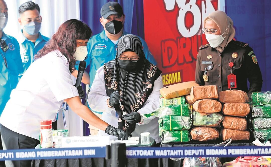 Oficiales de Indonesia inspeccionan metanfeta- minas confiscadas, el 19 de octubre. Foto: EFE