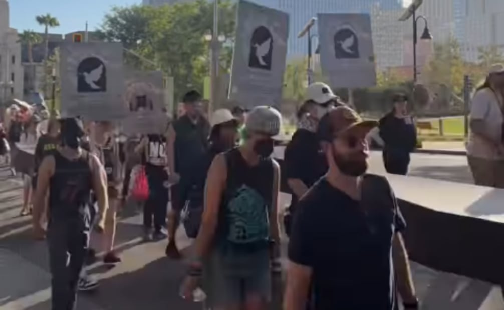 Manifestantes cargan ataúdes de cartón durante una marcha en el centro de Los Ángeles para exigir justicia por inmigrantes fallecidos y denunciar las políticas de deportación (25/07/2026). Foto: Captura de pantalla