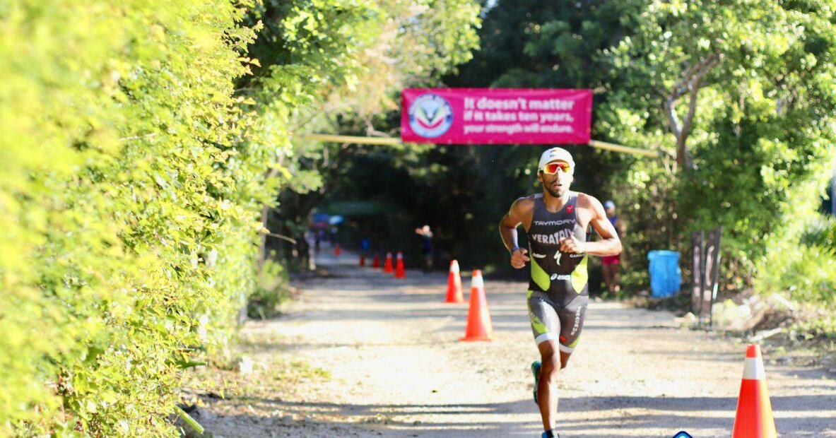 Crisanto Grajales en el Triatlón de Xel-Há - Foto: Especial
