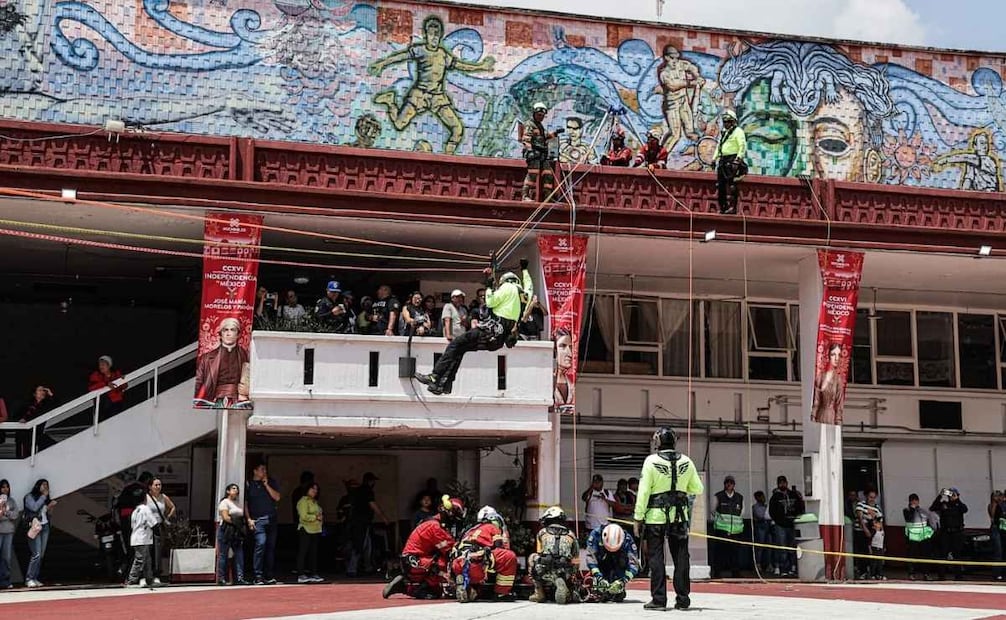 El ejercicio comenzó con el rescate de una persona desde las alturas . 19/09/2026. | Foto: Gabriel Pano/El Universal.