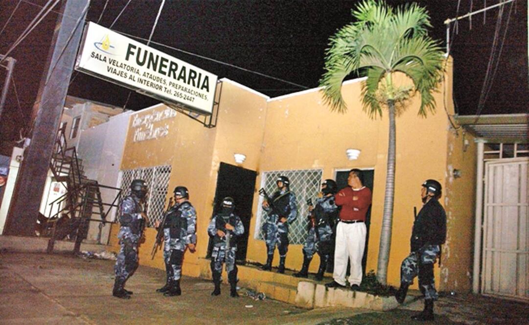 Oficiales hondureños vigilaron en 2008 en Tegucigalpa una de las dos funerarias en las que funcionó un laboratorio para producir éxtasis o droga sintética y exportarla a México. Foto: Periódico La Tribuna de Honduras.