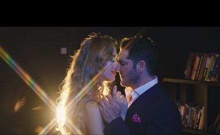 Ángela Ponce se come a besos a cantante español en candente video