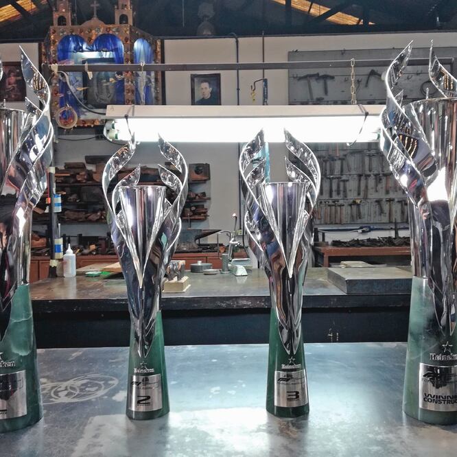 Trofeo alado con la bandera nacional, hecho por artistas mexicanos. (ALEJANDRO ORELLANA. EL UNIVERSAL)