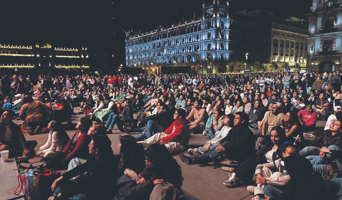 Sin distinción de edad, todos cantaron en la fresca velada. FOTOS: FERNANDA ZAMORA y HUGO SALVADOR. EL UNIVERSAL