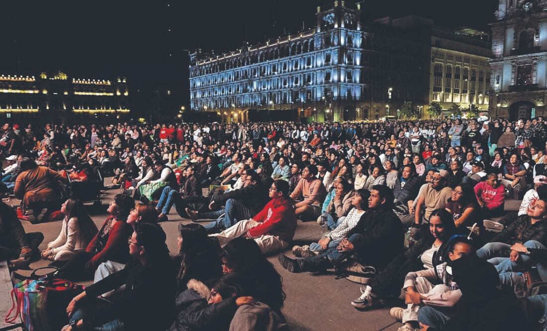 Sin distinción de edad, todos cantaron en la fresca velada. FOTOS: FERNANDA ZAMORA y HUGO SALVADOR. EL UNIVERSAL
