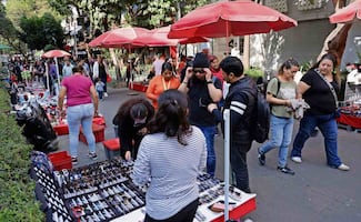 Operativo de alcaldía Cuauhtémoc en Zona Rosa termina en riña con comerciantes; hay un hombre detenido