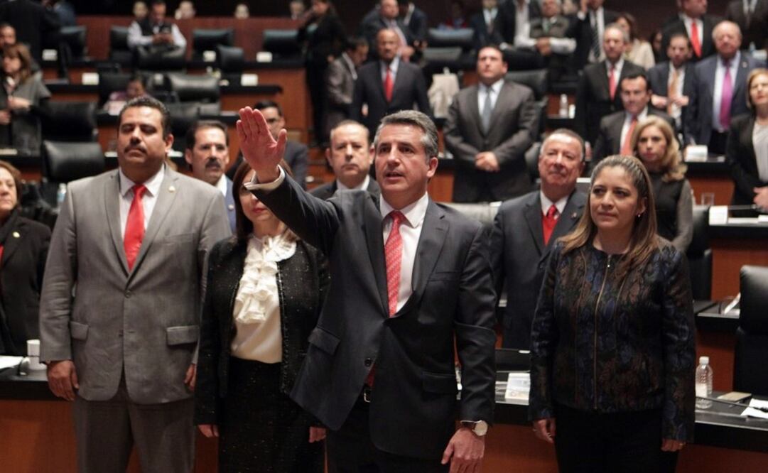 Una vez ratificado su nombramiento, el presidente de la Mesa Directiva del Senado, Roberto Gil Zuarth, le tomó la protesta de ley en el Salón de Plenos. /Especial