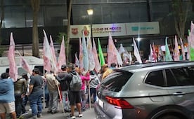 Organizaciones de vivienda bloquean calles en la alcaldía Cuauhtémoc; exigen atención de SEGIAGUA
