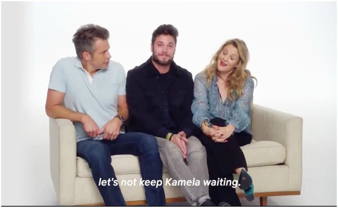 En la escena, los actores simularon hablar sobre las bondades y defectos del matrimonio, para después dar paso a que Conor entregará el anillo.