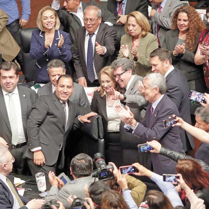 La jurista recibió felicitaciones y se tomó fotografías con senadores tras rendir protesta ante el pleno de la Cámara Alta. ESPECIAL