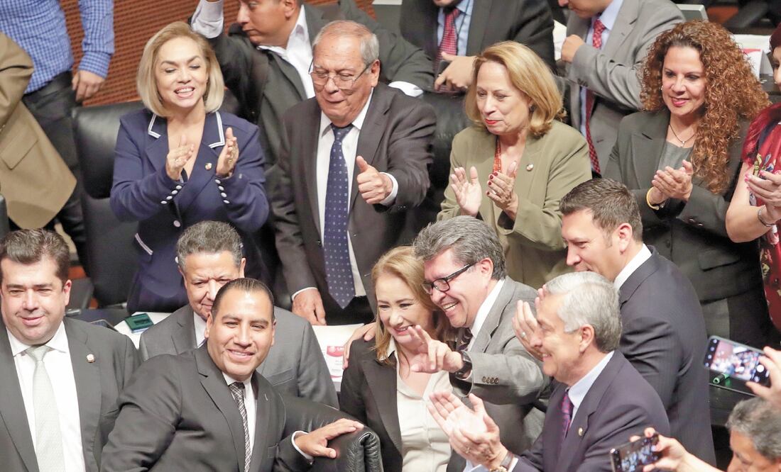 La jurista recibió felicitaciones y se tomó fotografías con senadores tras rendir protesta ante el pleno de la Cámara Alta. ESPECIAL