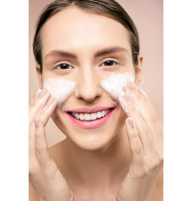 El maquillaje suele contaminarse de bacterias es por ello que debes limpiar las brochas y aplicadores / Foto: Pexels