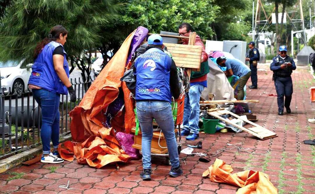 Trasladan a personas en situación de calle que obstruían vialidad en Coyoacán a albergue (29/09/2025). Foto: Especial