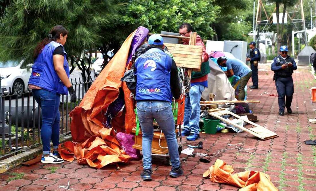 Trasladan a personas en situación de calle que obstruían vialidad en Coyoacán a albergue (29/09/2025). Foto: Especial