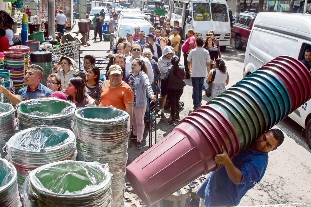Hasta ayer, la gente seguía abarrotando los lugares donde venden tambos, a fin de tener dónde almacenar la mayor cantidad de agua posible (MOISÉS PABLO. CUARTOSCURO)