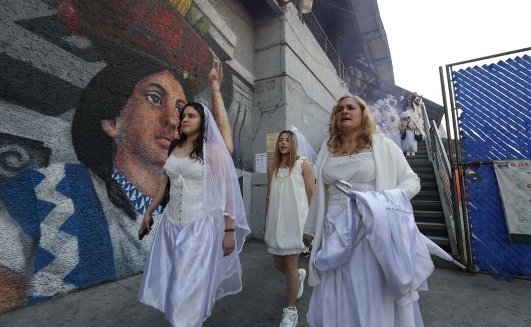 Mujeres que sufren violencia vicaria viajaron en metro hasta Pino Suárez con dirección a la Suprema Corte de Justicia de la Nación. Foto: Francisco Rodríguez/EL UNIVERSAL