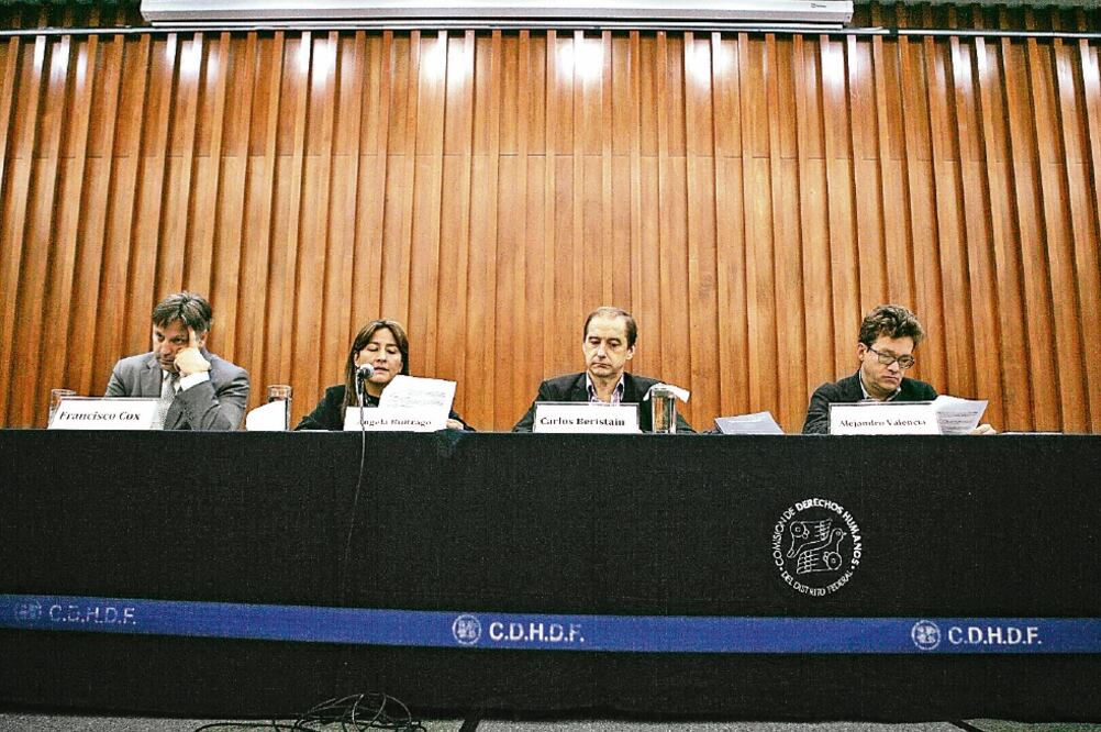 Expertos del GIEI solicitaron a las autoridades que toda la información nueva que se tenga, se le proporcione primero a los familiares de las víctimas antes de darla a conocer a los medios de comunicación (ALEJANDRO ACOSTA. EL UNIVERSAL)