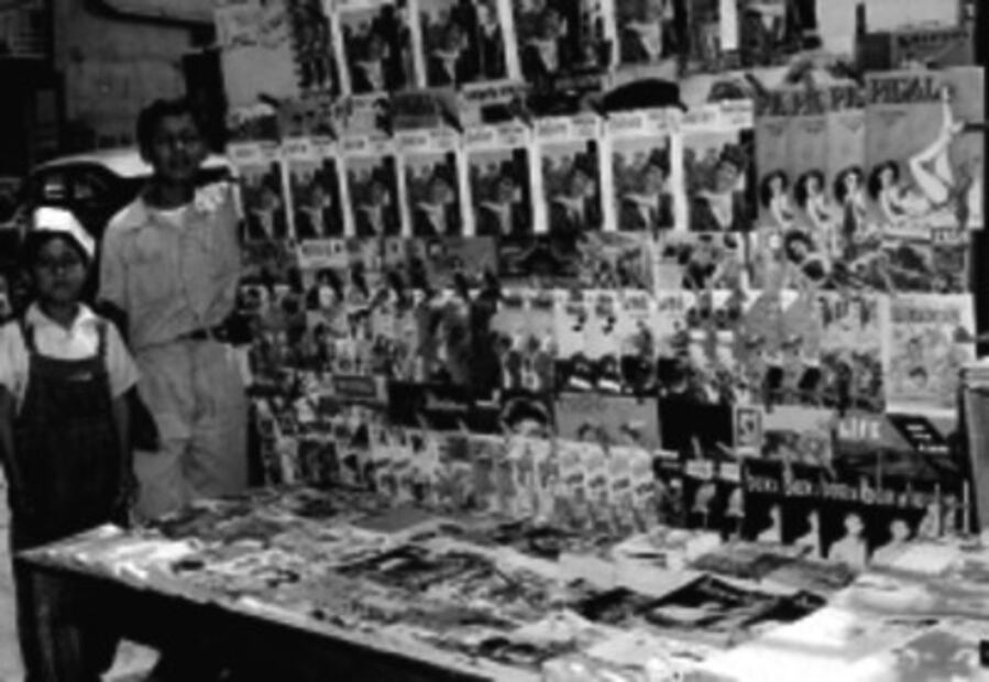 Cuando estudiantes quemaron miles de revistas pornográficas en el Zócalo para protestar contra la inmoralidad en 1955