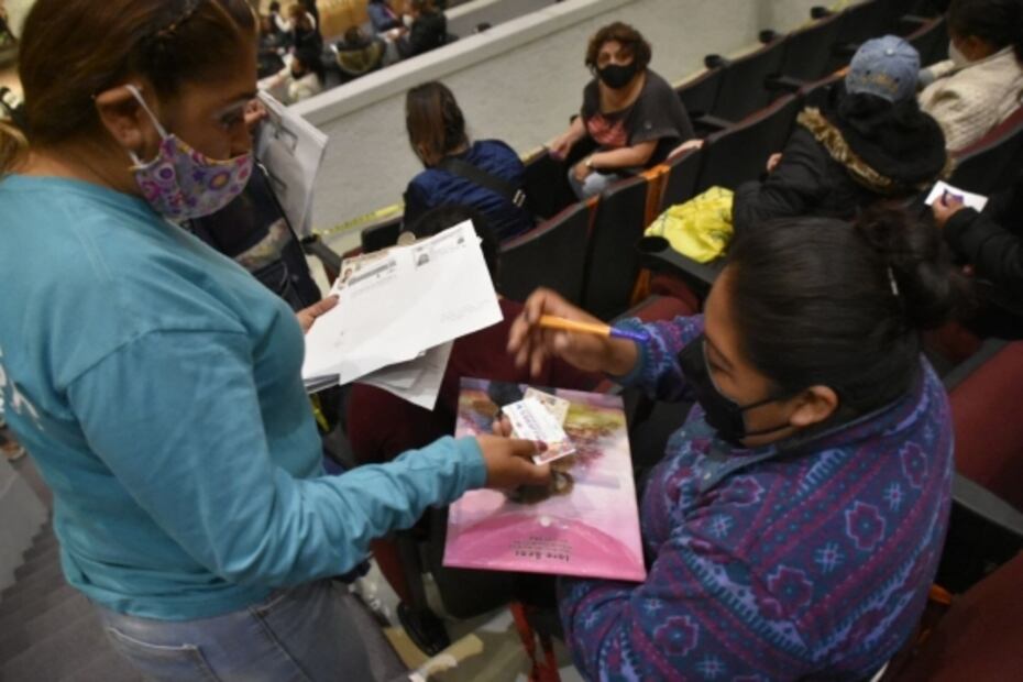 Iztapalapa entrega apoyos a mujeres que concluyeron estudios