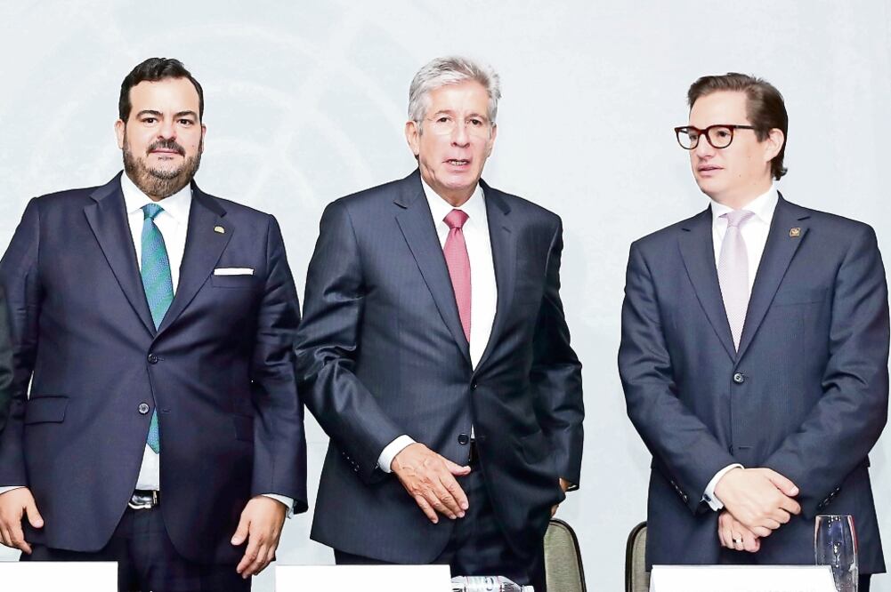 El titular de la Canieti, Mario de la Cruz Sarabia; el secretario de Comunicaciones y Transportes, Gerardo Ruiz Esparza; y el titular de Desarrollo Económico de la CDMX, Salomón Chertorivski, ayer durante la inauguración de la convención (ARIEL OJEDA)