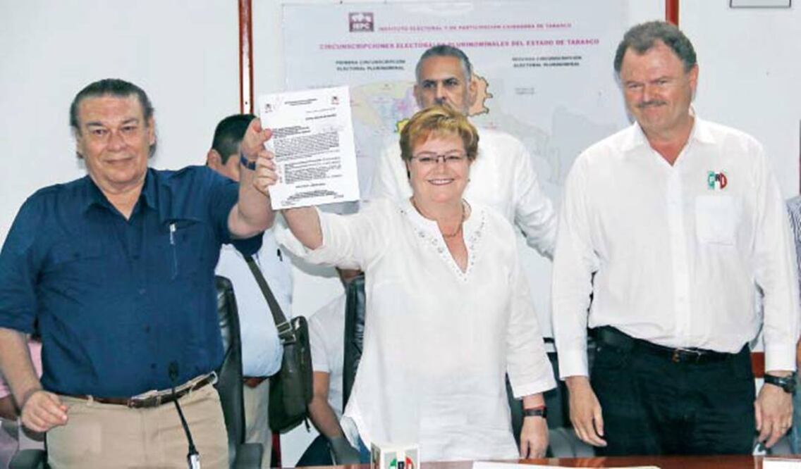 Georgina Trujillo acudió al Instituto Electoral y de Participación Ciudadana para buscar encabezar el gobierno de Tabasco (LUMA LÓPEZ. EL UNIVERSAL)