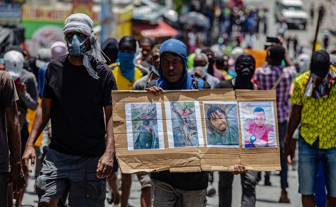 Manifestantes marcharon por las calles de la capital exigiendo justicia para policías asesinados. Foto:EFE