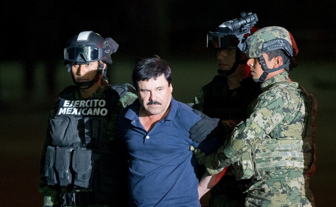Joaquín 'El Chapo' Guzmán is presented before the press as he is escorted to a helicopter by members of the Mexican army in 2016 - Photo: Eduardo Verdugo/AP
