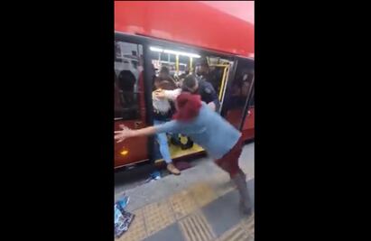 Video. Puñetazos y cachetadas se llevaron policías al intentar bajar a dos mujeres del Metrobús