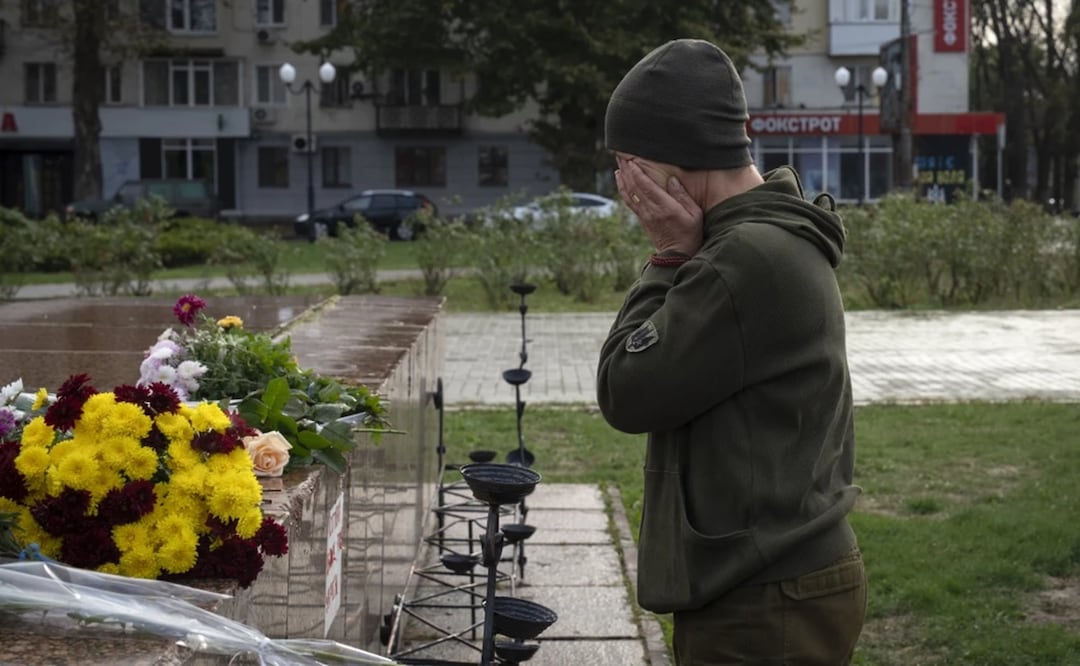 Una mujer perteneciente a las fuerzas armadas ucranianas llora tras colocar flores para recordar a quienes han muerto en la guerra con Rusia. Foto: AP