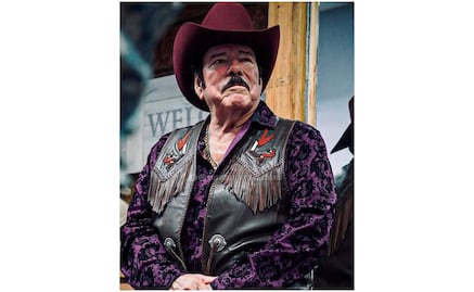 Captan al cantante Lalo Mora manoseando, otra vez, a una fan