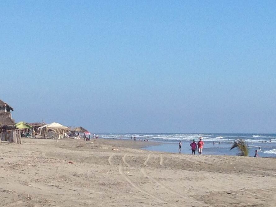 Desde la playa de Barra Vieja hasta Revolcadero se han colocado torres salvavidas con dos elementos para vigilar y alertar del alto oleaje a turistas y restaurantes (ARCHIVO EL UNIVERSAL)