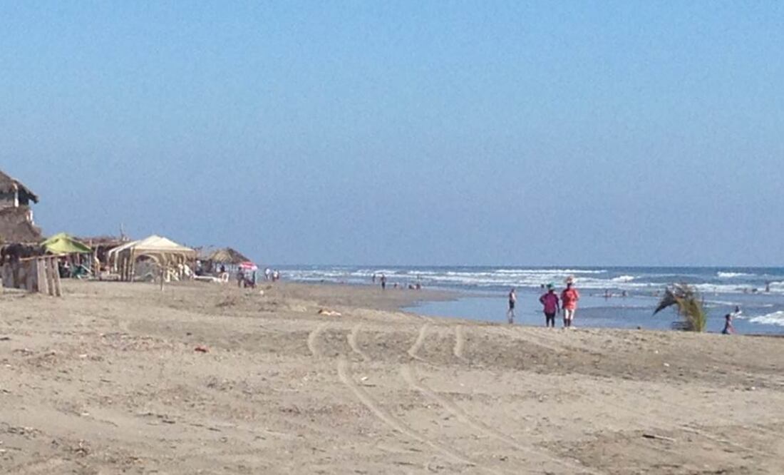 Desde la playa de Barra Vieja hasta Revolcadero se han colocado torres salvavidas con dos elementos para vigilar y alertar del alto oleaje a turistas y restaurantes (ARCHIVO EL UNIVERSAL)
