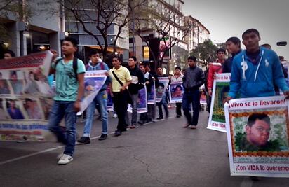 Padres de los 43 finalizan mitin en SCJN