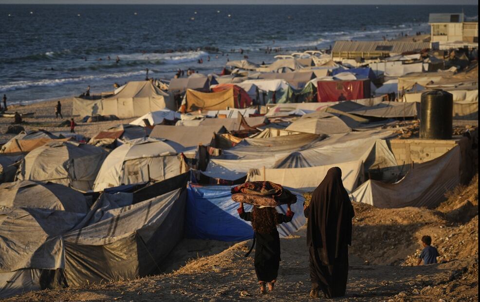 Palestinos desplazados caminan por un campamento improvisado a lo largo de la costa de Deir al-Balah, en la Franja de Gaza, el martes 16 de septiembre de 2025. Israel ha anunciado un importante ataque terrestre en la ciudad de Gaza. Foto: AP