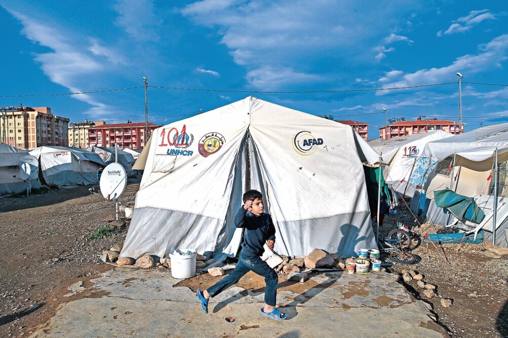 Un niño sirio se divierte en el campo para refugiados de Islahiye, en la provincia turca de Gaziantep. La Unión Europea y Turquía buscan lograr un acuerdo de amplio alcance sobre el tema de los migrantes que huyen de los conflictos en sus países (AP)