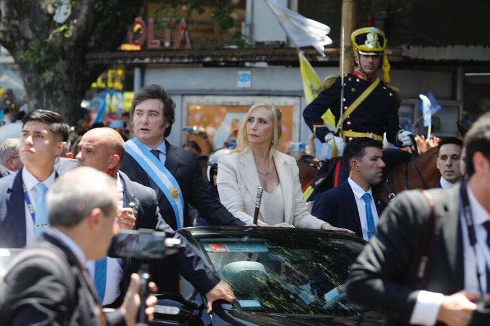 Javier Milei y su hermana Karina, en el auto descapotable con el que se trasladaron de la Asamblea Legislativa a la Casa Rosada. FOTO: GONZALO COLINI/LA NACIÓN/GDA