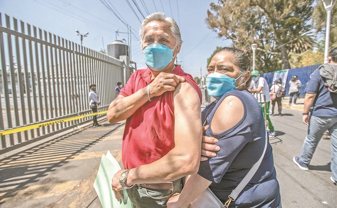 Los esposos José Francisco y aurora recibieron su primera dosis de la vacuna Sputnik V contra el Covid-19, lo que les da esperanza. Fotos : Germán Espinosa El Universal