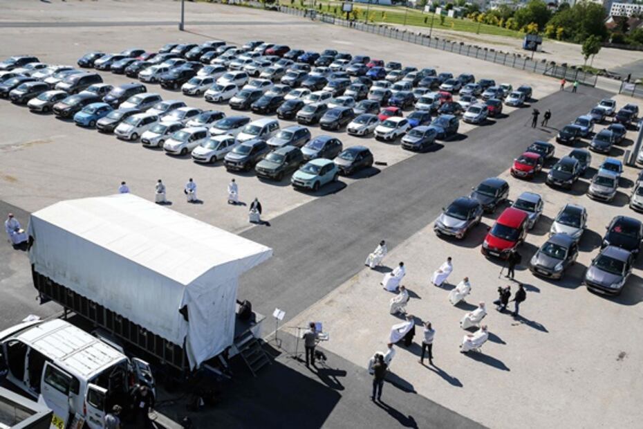 Celebran “misa en coche” con 500 fieles en estacionamiento en París