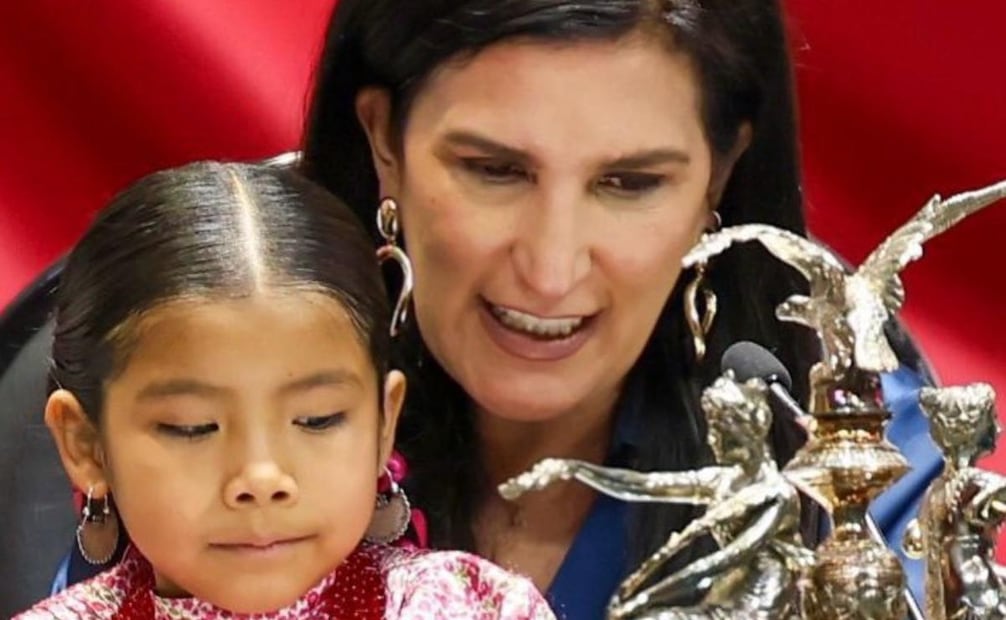 Niña mazahua da mensaje en la Cámara de Diputados (07/04/2026). Foto: X @kenialopezr