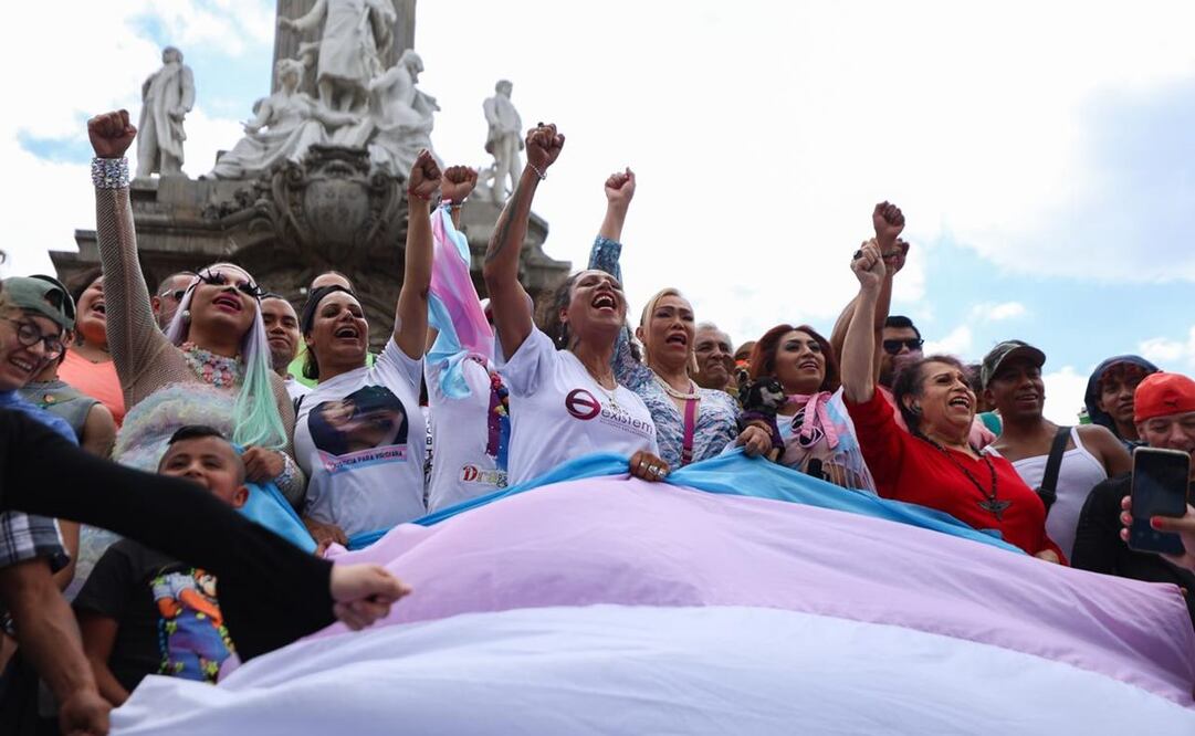 “Paola (Buenrostro) ya puede descansar en paz”, señaló Kenya Cuevas al encabezar una concentración en el Ángel de la Independencia para reconocer la aprobación de la tipificación del transfeminicidio. Foto: Diego Simón / EL UNIVERSAL