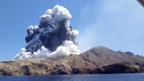 Cómo es White Island, el volcán que hizo erupción mientras lo visitaban turistas