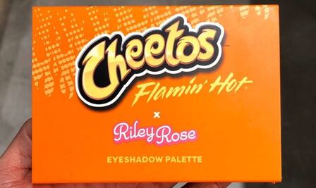 Forever 21 lanza maquillaje inspirado en los Cheetos Flamin' Hot