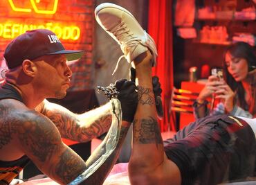 Cofepris emite guía para que tatuadores obtengan tarjeta de control sanitario