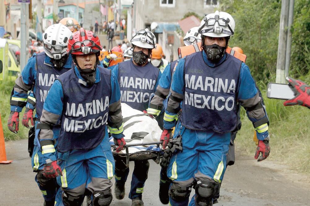 Infantes de la Marina mexicana colaboran en el rescate de personas, tras el alud que sepultó 125 casas la noche del jueves, en Guatemala (REUTERS)
