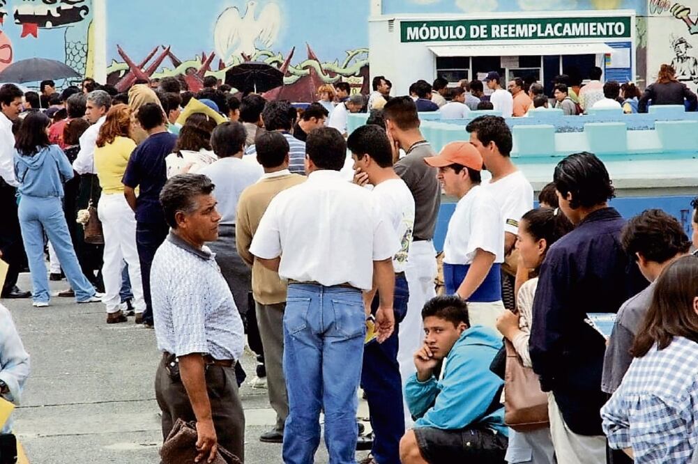 No se va a obligar a la gente a que cambie de placas. Todos los vehículos siguen circulando con sus placas normales, informaron autoridades (ARCHIVO EL UNIVERSAL)