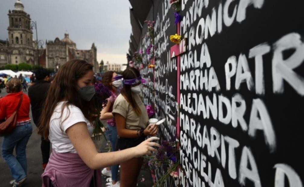 "Da miedo y coraje. No quisiéramos ser nosotras"; dicen mujeres al colocar flores en vallas 