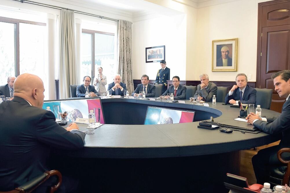 En una reunión privada que sostuvieron con el presidente Enrique Peña Nieto en Los Pinos, empresarios italianos comentaron que la CNH  de ese país quiere continuar con la exploración en aguas someras de México (PRESIDENCIA)